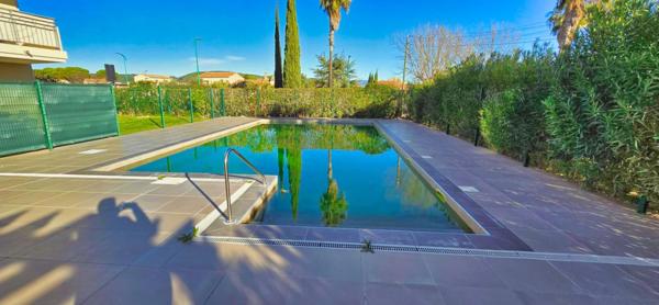 Charmant T2 d'environ 47m² avec terrasse, jardinet, garage et piscine, Résidence La Closerie au Muy