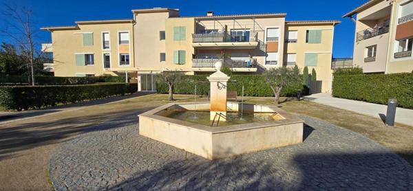 Charmant T2 d'environ 47m² avec terrasse, jardinet, garage et piscine, Résidence La Closerie au Muy