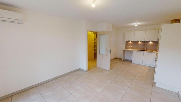 Charmant T2 d'environ 47m² avec terrasse, jardinet, garage et piscine, Résidence La Closerie au Muy