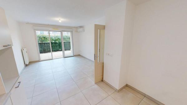 Charmant T2 d'environ 47m² avec terrasse, jardinet, garage et piscine, Résidence La Closerie au Muy