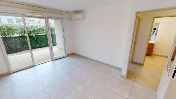 Charmant T2 d'environ 47m² avec terrasse, jardinet, garage et piscine, Résidence La Closerie au Muy