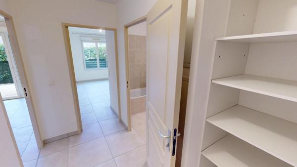 Charmant T2 d'environ 47m² avec terrasse, jardinet, garage et piscine, Résidence La Closerie au Muy