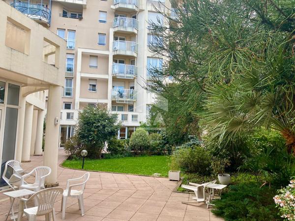 Centre-ville de Pau : T2 avec terrasse aux Hespérides