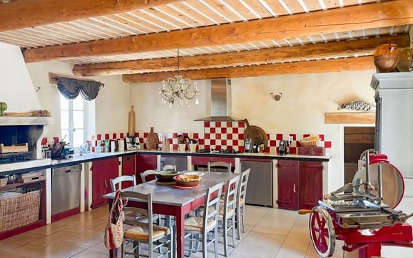 Maison à vendre    10 pièces • 492,72 m2 Forcalquier