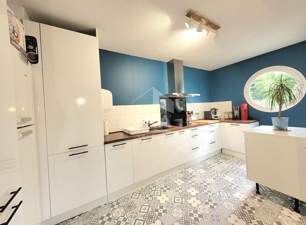 PAU  - LOCATION MEUBLEE - Merveilleux T3 de 81 m², traversant, avec balcon, terrasse et parking.