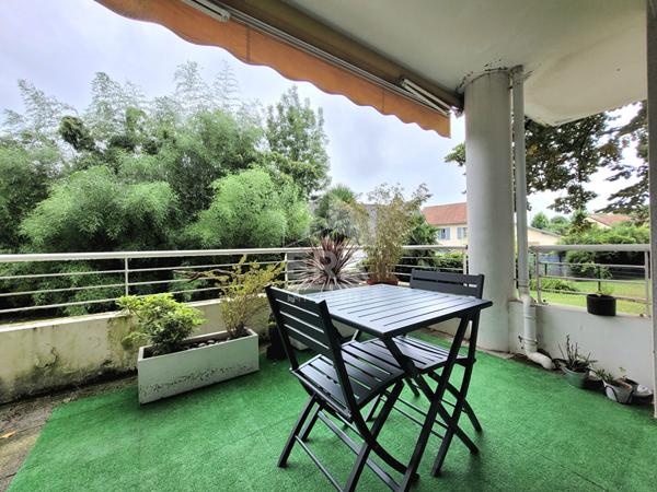 PAU  - LOCATION MEUBLEE - Merveilleux T3 de 81 m², traversant, avec balcon, terrasse et parking.