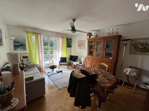 Appartement traversant avec terrasse et vue sur jardin- Nimes