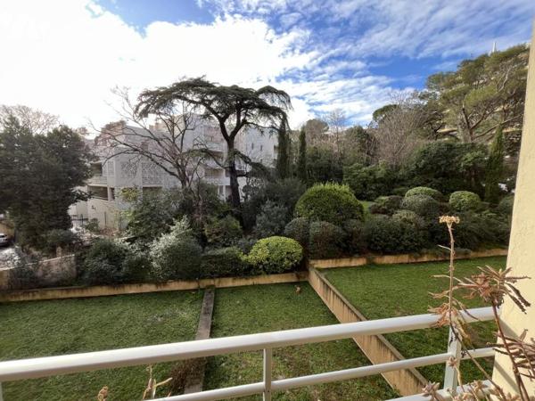 Appartement traversant avec terrasse et vue sur jardin- Nimes