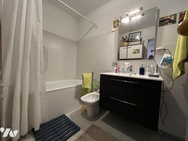 Appartement traversant avec terrasse et vue sur jardin- Nimes