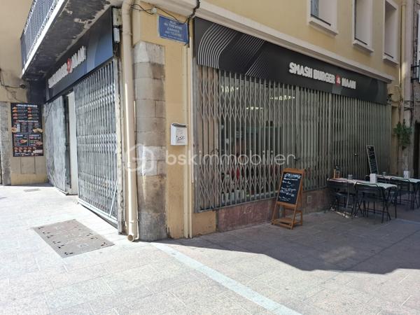 OPPORTUNITÉ À SAISIR !

Fonds de Commerce - Restauration rapide au coeur de PERPIGNAN.

Cet etablissement de restauration rapide sur place, en livraison et à emporter (tacos, burger, naan, crousty...) est idéalement situé dans les rues commerçantes et dynamique de PERPIGNAN. Avec une forte demande midi et soir et une activité tout au long de l'année, ce concept saura vous séduire.

Le restaurant d'une supérficie de 50m2 propose un espace de vente et préparation entièrement équipé, d'une salle de repas, d'une cuisine et d'un placard. 
Il offre également une entrée et des WC PMR.
Possibilité de 2 terrasses : En face et sur le côté du restaurant.
Équipement matériel complet .

Une affaire clé en mains. Vous pouvez démarrer dès maintenant !

Idéal pour professionnel de la restauration avec une activité dans un secteur dynamique et à forte fréquentation.
