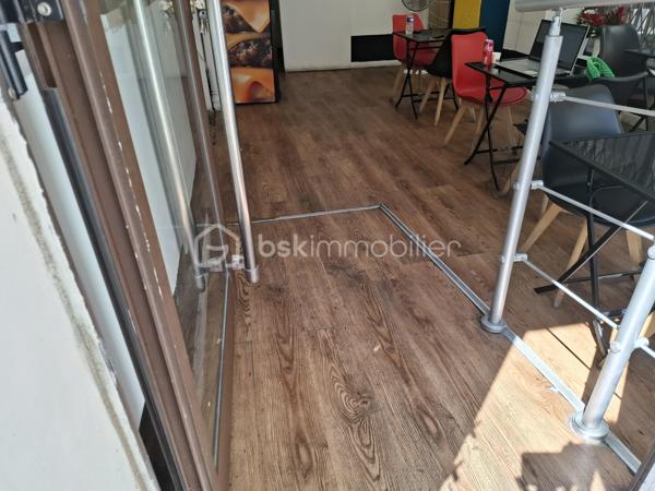 OPPORTUNITÉ À SAISIR !

Fonds de Commerce - Restauration rapide au coeur de PERPIGNAN.

Cet etablissement de restauration rapide sur place, en livraison et à emporter (tacos, burger, naan, crousty...) est idéalement situé dans les rues commerçantes et dynamique de PERPIGNAN. Avec une forte demande midi et soir et une activité tout au long de l'année, ce concept saura vous séduire.

Le restaurant d'une supérficie de 50m2 propose un espace de vente et préparation entièrement équipé, d'une salle de repas, d'une cuisine et d'un placard. 
Il offre également une entrée et des WC PMR.
Possibilité de 2 terrasses : En face et sur le côté du restaurant.
Équipement matériel complet .

Une affaire clé en mains. Vous pouvez démarrer dès maintenant !

Idéal pour professionnel de la restauration avec une activité dans un secteur dynamique et à forte fréquentation.