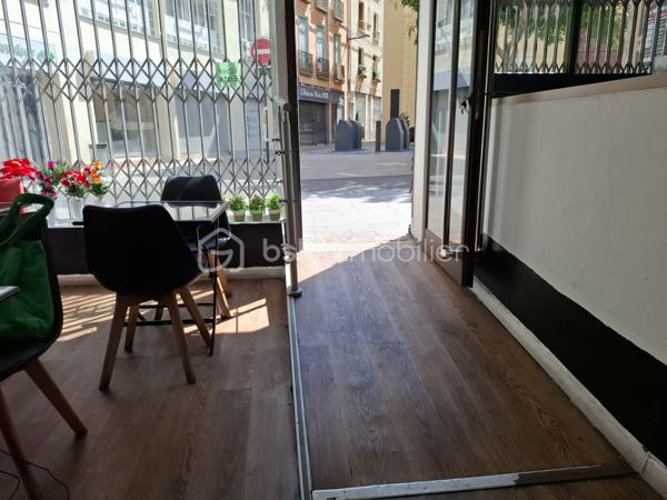 OPPORTUNITÉ À SAISIR !

Fonds de Commerce - Restauration rapide au coeur de PERPIGNAN.

Cet etablissement de restauration rapide sur place, en livraison et à emporter (tacos, burger, naan, crousty...) est idéalement situé dans les rues commerçantes et dynamique de PERPIGNAN. Avec une forte demande midi et soir et une activité tout au long de l'année, ce concept saura vous séduire.

Le restaurant d'une supérficie de 50m2 propose un espace de vente et préparation entièrement équipé, d'une salle de repas, d'une cuisine et d'un placard. 
Il offre également une entrée et des WC PMR.
Possibilité de 2 terrasses : En face et sur le côté du restaurant.
Équipement matériel complet .

Une affaire clé en mains. Vous pouvez démarrer dès maintenant !

Idéal pour professionnel de la restauration avec une activité dans un secteur dynamique et à forte fréquentation.