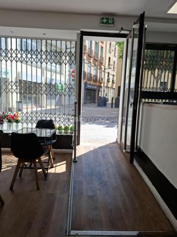 OPPORTUNITÉ À SAISIR !

Fonds de Commerce - Restauration rapide au coeur de PERPIGNAN.

Cet etablissement de restauration rapide sur place, en livraison et à emporter (tacos, burger, naan, crousty...) est idéalement situé dans les rues commerçantes et dynamique de PERPIGNAN. Avec une forte demande midi et soir et une activité tout au long de l'année, ce concept saura vous séduire.

Le restaurant d'une supérficie de 50m2 propose un espace de vente et préparation entièrement équipé, d'une salle de repas, d'une cuisine et d'un placard. 
Il offre également une entrée et des WC PMR.
Possibilité de 2 terrasses : En face et sur le côté du restaurant.
Équipement matériel complet .

Une affaire clé en mains. Vous pouvez démarrer dès maintenant !

Idéal pour professionnel de la restauration avec une activité dans un secteur dynamique et à forte fréquentation.
