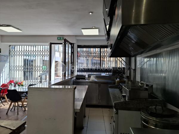 OPPORTUNITÉ À SAISIR !

Fonds de Commerce - Restauration rapide au coeur de PERPIGNAN.

Cet etablissement de restauration rapide sur place, en livraison et à emporter (tacos, burger, naan, crousty...) est idéalement situé dans les rues commerçantes et dynamique de PERPIGNAN. Avec une forte demande midi et soir et une activité tout au long de l'année, ce concept saura vous séduire.

Le restaurant d'une supérficie de 50m2 propose un espace de vente et préparation entièrement équipé, d'une salle de repas, d'une cuisine et d'un placard. 
Il offre également une entrée et des WC PMR.
Possibilité de 2 terrasses : En face et sur le côté du restaurant.
Équipement matériel complet .

Une affaire clé en mains. Vous pouvez démarrer dès maintenant !

Idéal pour professionnel de la restauration avec une activité dans un secteur dynamique et à forte fréquentation.