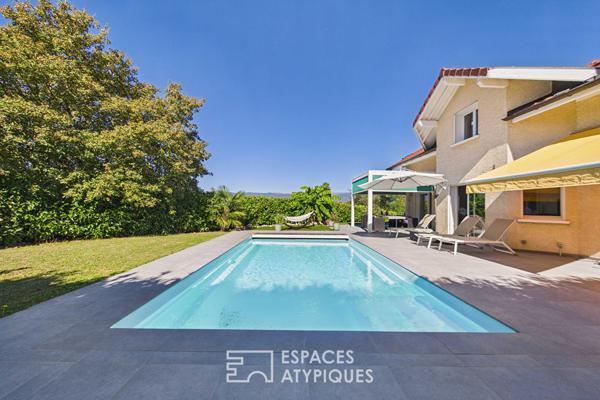 Maison aux beaux volumes avec piscine proche frontière