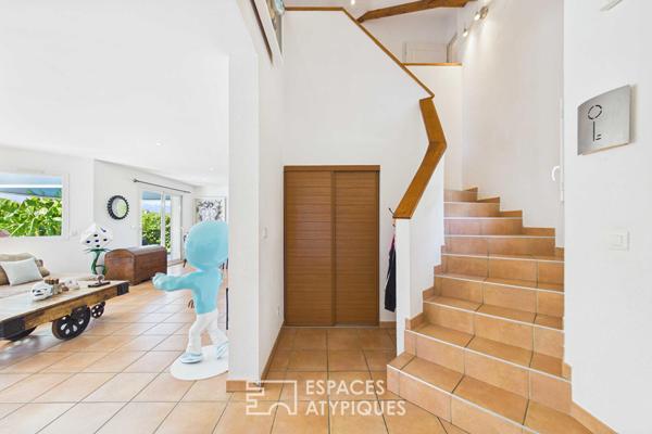 Maison aux beaux volumes avec piscine proche frontière
