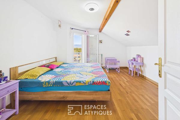 Maison aux beaux volumes avec piscine proche frontière
