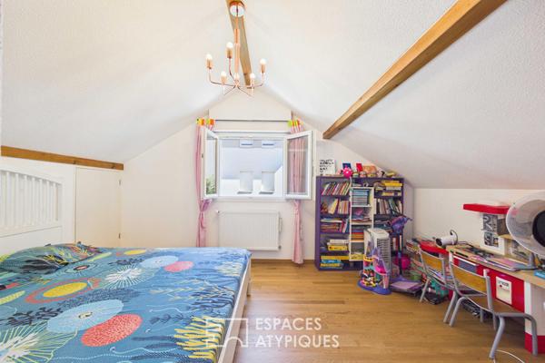Maison aux beaux volumes avec piscine proche frontière