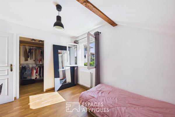 Maison aux beaux volumes avec piscine proche frontière