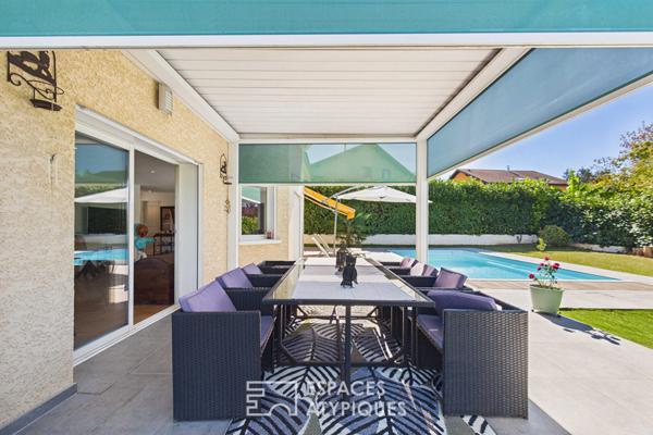 Maison aux beaux volumes avec piscine proche frontière
