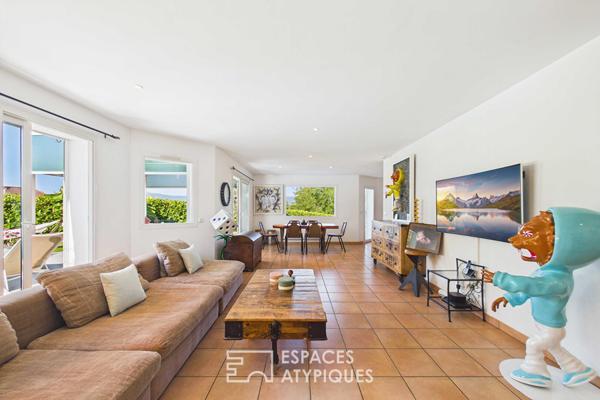 Maison aux beaux volumes avec piscine proche frontière