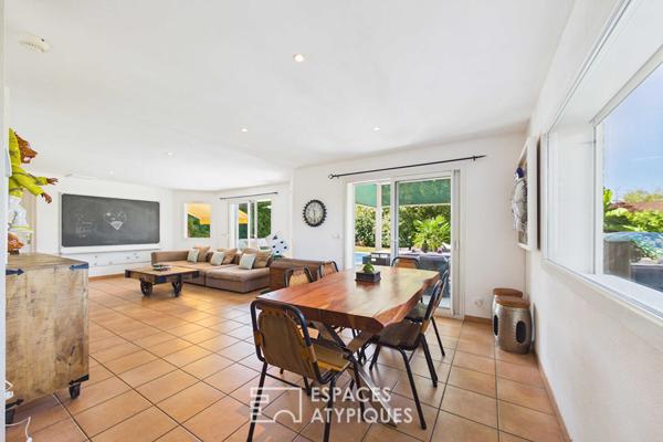 Maison aux beaux volumes avec piscine proche frontière