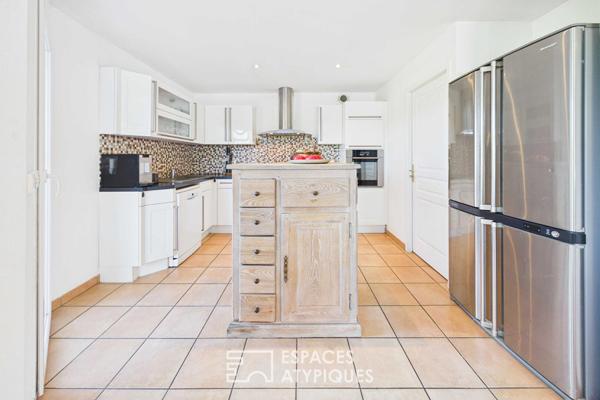 Maison aux beaux volumes avec piscine proche frontière