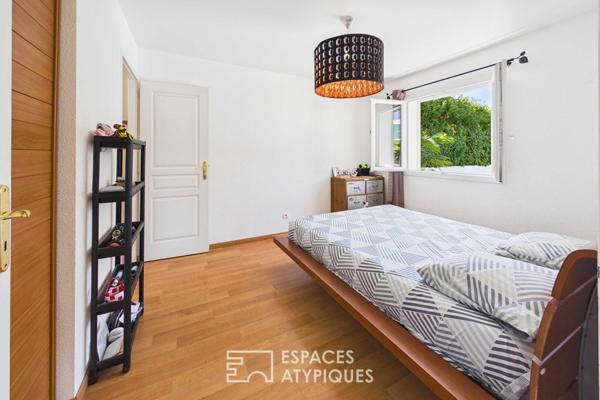 Maison aux beaux volumes avec piscine proche frontière