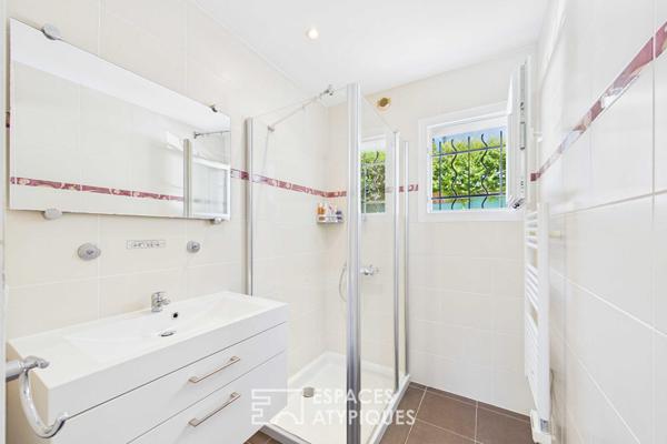 Maison aux beaux volumes avec piscine proche frontière
