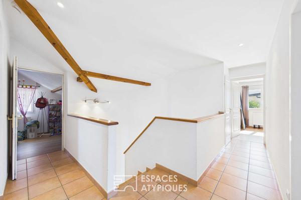Maison aux beaux volumes avec piscine proche frontière