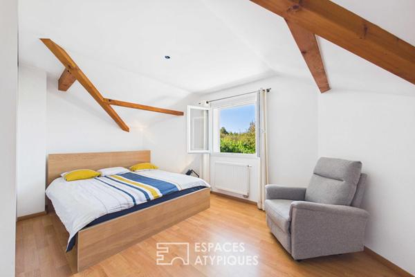 Maison aux beaux volumes avec piscine proche frontière