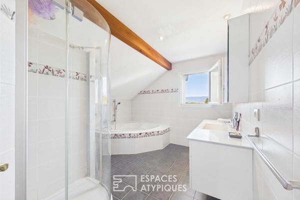 Maison aux beaux volumes avec piscine proche frontière