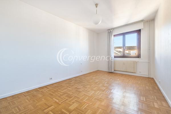Appartement
                                                                                                                                                                                                                                                                                                                        4 pièce(s)                                                                                                                                                                                                          3 chambre(s)                                                                                                                                                                                                          110.25  m²