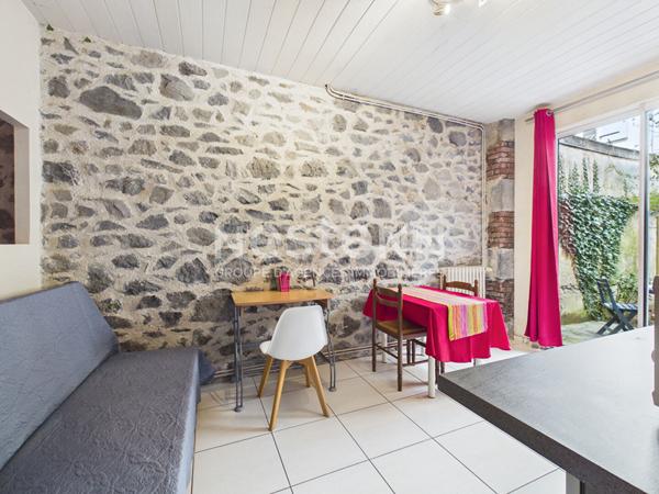 Aurillac, proche rue des Carmes, à Vendre Immeuble 4 appartements, avec garage et jardin.