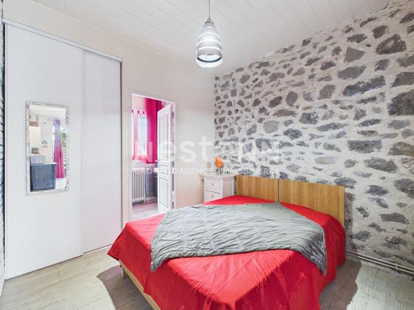 Aurillac, proche rue des Carmes, à Vendre Immeuble 4 appartements, avec garage et jardin.