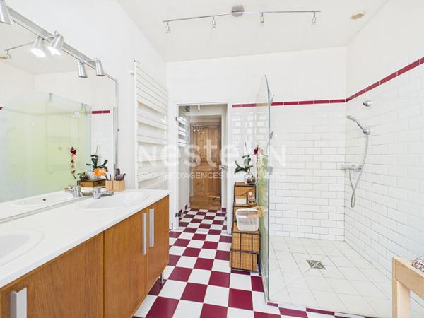 Aurillac, proche rue des Carmes, à Vendre Immeuble 4 appartements, avec garage et jardin.