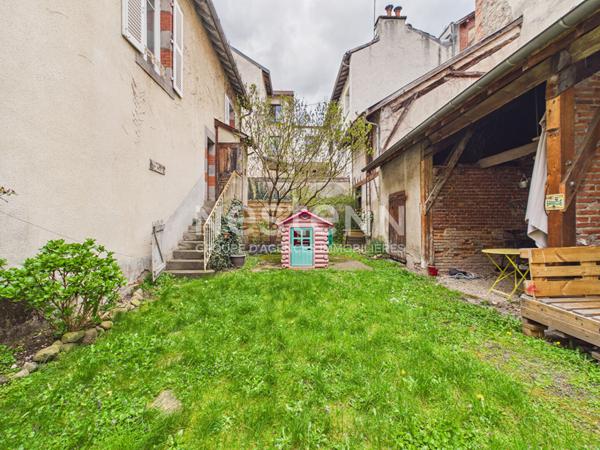 Aurillac, proche rue des Carmes, à Vendre Immeuble 4 appartements, avec garage et jardin.