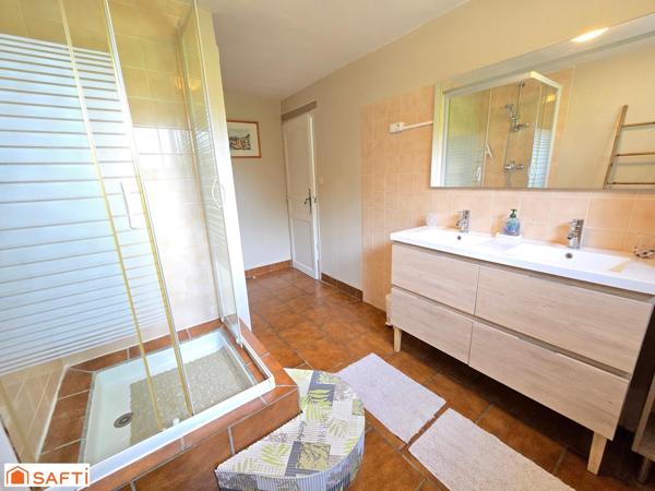 Maison + 2 gîtes situés à environ 3 minutes du centre-ville de Montignac