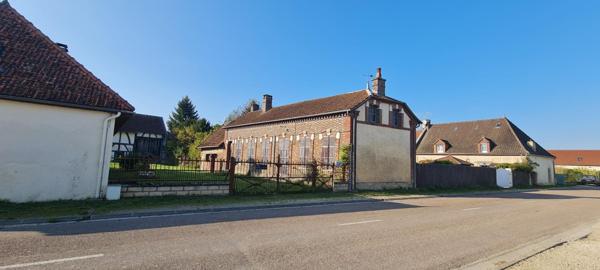 Jolie longère en brique + Grange