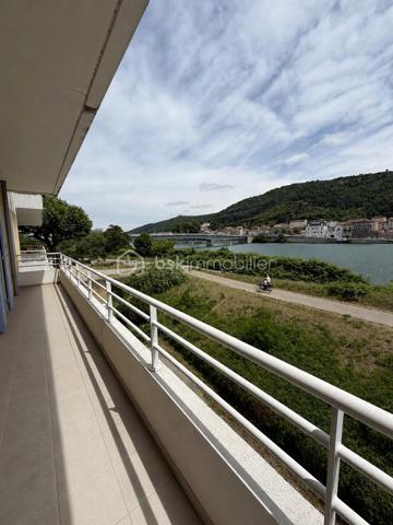 Situé au 2ᵉ étage d’une résidence sécurisée avec ascenseur, à Sarras, à deux pas de la gare (45mn de Lyon, 20mn de Valence en train), ce bel appartement lumineux de 33m² avec une grande terrasse vous offre un cadre de vie calme et privilégié ainsi qu’une vue remarquable sur le Rhône.

Composition : 
• Séjour-cuisine ouvert et lumineux avec accès terrasse 
• Chambre avec accès terrasse
• Salle de bain
• WC séparé
• Terrasse de 11m²
• Cave privative

Autres caractéristiques :
• Place de stationnement privative  
• Chauffage individuel au gaz 
• Menuiseries double vitrage
• DPE : C