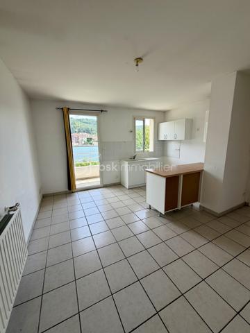 Situé au 2ᵉ étage d’une résidence sécurisée avec ascenseur, à Sarras, à deux pas de la gare (45mn de Lyon, 20mn de Valence en train), ce bel appartement lumineux de 33m² avec une grande terrasse vous offre un cadre de vie calme et privilégié ainsi qu’une vue remarquable sur le Rhône.

Composition : 
• Séjour-cuisine ouvert et lumineux avec accès terrasse 
• Chambre avec accès terrasse
• Salle de bain
• WC séparé
• Terrasse de 11m²
• Cave privative

Autres caractéristiques :
• Place de stationnement privative  
• Chauffage individuel au gaz 
• Menuiseries double vitrage
• DPE : C