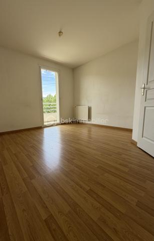 Situé au 2ᵉ étage d’une résidence sécurisée avec ascenseur, à Sarras, à deux pas de la gare (45mn de Lyon, 20mn de Valence en train), ce bel appartement lumineux de 33m² avec une grande terrasse vous offre un cadre de vie calme et privilégié ainsi qu’une vue remarquable sur le Rhône.

Composition : 
• Séjour-cuisine ouvert et lumineux avec accès terrasse 
• Chambre avec accès terrasse
• Salle de bain
• WC séparé
• Terrasse de 11m²
• Cave privative

Autres caractéristiques :
• Place de stationnement privative  
• Chauffage individuel au gaz 
• Menuiseries double vitrage
• DPE : C