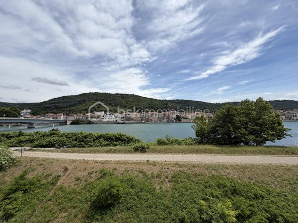 Situé au 2ᵉ étage d’une résidence sécurisée avec ascenseur, à Sarras, à deux pas de la gare (45mn de Lyon, 20mn de Valence en train), ce bel appartement lumineux de 33m² avec une grande terrasse vous offre un cadre de vie calme et privilégié ainsi qu’une vue remarquable sur le Rhône.

Composition : 
• Séjour-cuisine ouvert et lumineux avec accès terrasse 
• Chambre avec accès terrasse
• Salle de bain
• WC séparé
• Terrasse de 11m²
• Cave privative

Autres caractéristiques :
• Place de stationnement privative  
• Chauffage individuel au gaz 
• Menuiseries double vitrage
• DPE : C