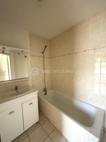 Situé au 2ᵉ étage d’une résidence sécurisée avec ascenseur, à Sarras, à deux pas de la gare (45mn de Lyon, 20mn de Valence en train), ce bel appartement lumineux de 33m² avec une grande terrasse vous offre un cadre de vie calme et privilégié ainsi qu’une vue remarquable sur le Rhône.

Composition : 
• Séjour-cuisine ouvert et lumineux avec accès terrasse 
• Chambre avec accès terrasse
• Salle de bain
• WC séparé
• Terrasse de 11m²
• Cave privative

Autres caractéristiques :
• Place de stationnement privative  
• Chauffage individuel au gaz 
• Menuiseries double vitrage
• DPE : C
