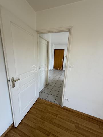 Situé au 2ᵉ étage d’une résidence sécurisée avec ascenseur, à Sarras, à deux pas de la gare (45mn de Lyon, 20mn de Valence en train), ce bel appartement lumineux de 33m² avec une grande terrasse vous offre un cadre de vie calme et privilégié ainsi qu’une vue remarquable sur le Rhône.

Composition : 
• Séjour-cuisine ouvert et lumineux avec accès terrasse 
• Chambre avec accès terrasse
• Salle de bain
• WC séparé
• Terrasse de 11m²
• Cave privative

Autres caractéristiques :
• Place de stationnement privative  
• Chauffage individuel au gaz 
• Menuiseries double vitrage
• DPE : C