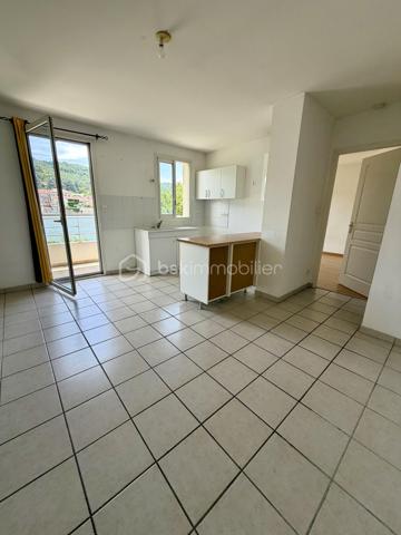 Situé au 2ᵉ étage d’une résidence sécurisée avec ascenseur, à Sarras, à deux pas de la gare (45mn de Lyon, 20mn de Valence en train), ce bel appartement lumineux de 33m² avec une grande terrasse vous offre un cadre de vie calme et privilégié ainsi qu’une vue remarquable sur le Rhône.

Composition : 
• Séjour-cuisine ouvert et lumineux avec accès terrasse 
• Chambre avec accès terrasse
• Salle de bain
• WC séparé
• Terrasse de 11m²
• Cave privative

Autres caractéristiques :
• Place de stationnement privative  
• Chauffage individuel au gaz 
• Menuiseries double vitrage
• DPE : C