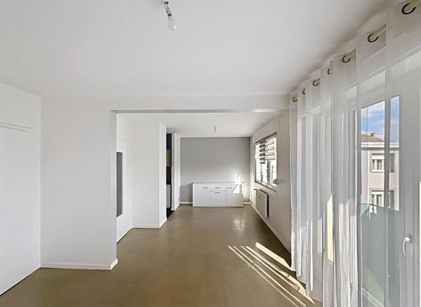 Appartement à DEUX MINUTES À PIED DE LA GARE avec balcon, cave et GARAGE.