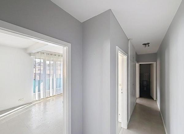 Appartement à DEUX MINUTES À PIED DE LA GARE avec balcon, cave et GARAGE.