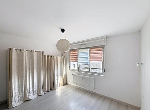 Appartement à DEUX MINUTES À PIED DE LA GARE avec balcon, cave et GARAGE.