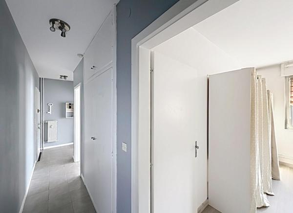 Appartement à DEUX MINUTES À PIED DE LA GARE avec balcon, cave et GARAGE.